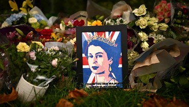 صورة للملكة إليزابيث الثانية وسط باقة زهور في غرين بارك، لندن (10 أيلول 2022 - أ ف ب).