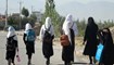 فتيات يمشين إلى مدرستهن على طول طريق في غارديز، مقاطعة باكتيا (8 أيلول 2022 - أ ف ب).