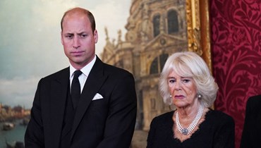 الأمير ويلز وليام وزوجة والده كاميلا خلال إعلان تشارلز ملكاً داخل قصر سانت جيمس في لندن (10 أيلول 2022 - أ ف ب).
