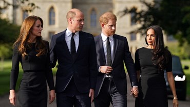 الأمير هاري وزوجته ميغان ماركل يرافقان الأمير وليام وزوجته كيت ميدلتون في جولة قرب قلعة وندسور (10 أيلول 2022 - أ ف ب).