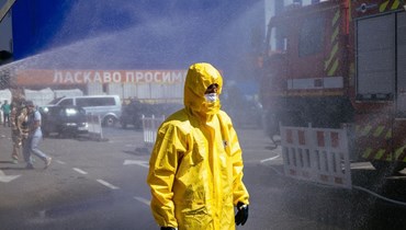 رجل إنقاذ في وزارة الطوارئ الأوكرانية خلال تمرين في مدينة زابوريجيا في حال وقوع حادث نوويّ محتمل (17 آب 2022 - أ ف ب).