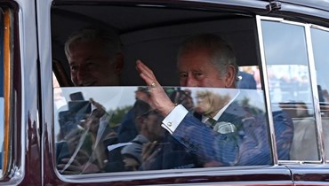 الملك تشارلز الثالث ملوحا لدى وصوله بالسيارة إلى قصر باكنغهام في لندن (11 أيلول 2022، ا ف ب). 