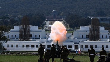 إطلاق المدفعية في مبنى البرلمان في كانبرا خلال احتفال بإعلان تشارلز الثالث ملكا لأوستراليا (11 أيلول 2022، أ ف ب).