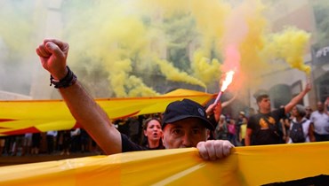 متظاهرون يحملون العلم الاستقلالي لكاتالونيا خلال تظاهرة في برشلونة أمس (أ ف ب).
