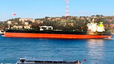 ناقلة النفط "برودنت واريور" خلال إبحارها عبر اسطنبول بتركيا (19 نيسان 2019، أ ب). 