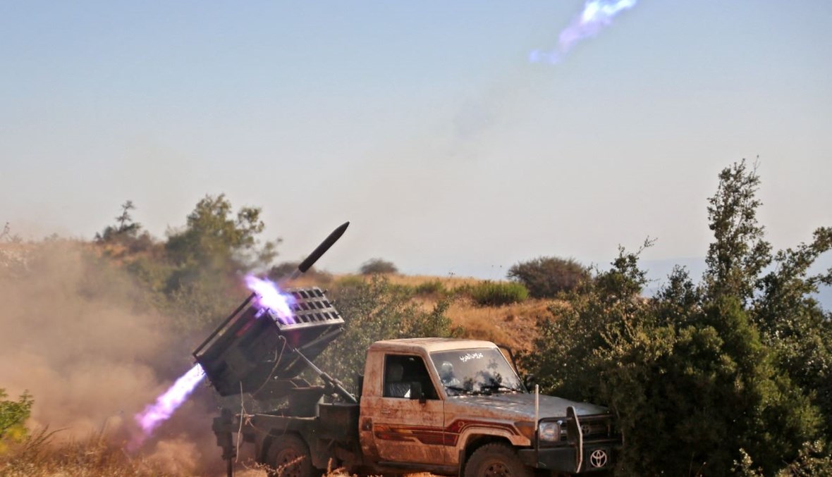 مقاتلون من المعارضة السورية يطلقون صواريخ من جبل التركمان في الريف الغربي لمحافظة اللاذقية باتجاه مواقع النظام السوري وروسيا (9 أيلول 2022، أ ف ب).