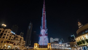 إضاءة برج خليفة في دبي بصورة الملكة إليزابيث والعلم البريطاني (أ ف ب).