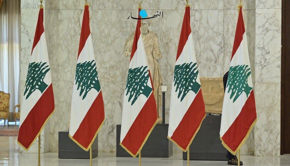 أعلام لبنانية في باحة القصر الجمهوري (أرشيفية).