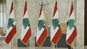 أعلام لبنانية في باحة القصر الجمهوري (أرشيفية).