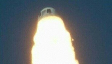 صاروخ "بلو أوريجين" الفضائي يتحطّم بُعَيد إقلاعه (أ ف ب).