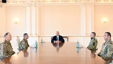 الرئيس الأذربيجاني إلهام علييف مجتمعا بالقيادة العسكرية في باكو (13 أيلول 2022، أ ف ب). 