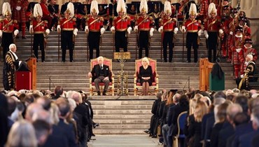 بفستان رصين أسود وعيون متلألئة... كاميلا باركر بولز إلى جانب الملك تشارلز في البرلمان البريطاني