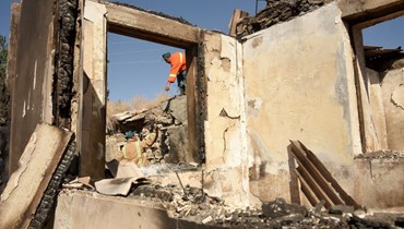 رجال إطفاء يعملون وسط أنقاض منزل في سوتك بأرمينيا، قيل إنه أصيب بقصف أذربيجاني خلال الاشتباكات الحدودية الأخيرة (14 ايلول 2022، أ ف ب). 