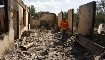 رجال إطفاء يعملون وسط أنقاض منزل في سوتك بأرمينيا، قيل إنه أصيب بقصف أذربيجاني خلال الاشتباكات الحدودية الأخيرة (14 ايلول 2022، أ ف ب). 