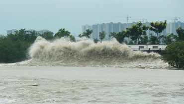 أمواج ناتجة من إعصار مويفا تتكسر على الشاطئ في هانغتشو بمقاطعة تشجيانغ بشرق الصين (14 أيلول 2022، أ ف ب). 