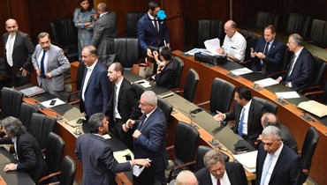 نواب في القاعة العامة للمجلس ينتظرون انطلاق أعمال جلسة مناقشة موازنة 2022 (حسام شبارو). 