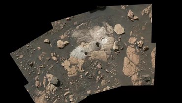 من الحفر التي حفرتها المركبة على سطح المريخ.