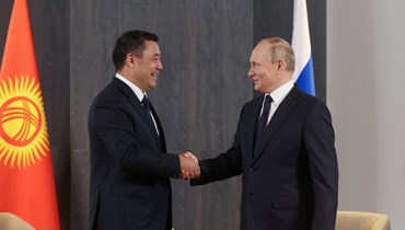 مصافحة بين بوتين وجباروف على هامش قمة منظمة شنغهاي في سمرقند (15 أيلول 2022، أ ف ب). 