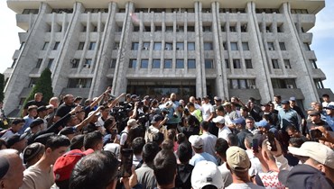 متظاهرون ينظمون مسيرة قرب البرلمان القرغيزي في بيشكيك للمطالبة بدعم سكان مقاطعة باتكين جنوب قرغيزستان في أعقاب اشتباكات حدودية مع القوات الطاجيكية (16 أيلول 2022، أ ف ب). 