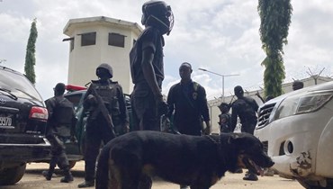 رجال أمن تأهبوا خارج سجن كوجي بعد هجوم للمتمردين في كوجي بنيجيريا (6 تموز 2022، أ ب). 