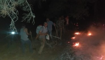 إهماد الحريق في خراج بلدة عكار العتيقة. 
