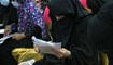 نساء أفغانيات يرتدين البرقع يخضعن لاختبار دخول في معهد مامون طاهري في قندهار (15 أيلول 2022، أ ف ب). 