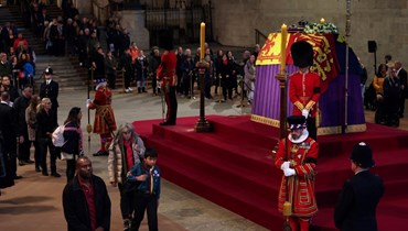 معزون يقدمون احترامهم لنعش الملكة إليزابيث الثانية في قاعة وستمنستر  بقصر وستمنستر في لندن (18 أيلول 2022، أ ف ب). 