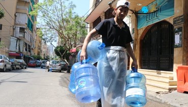 تعبئة غالونات المياه في بيروت (حسن عسل).
