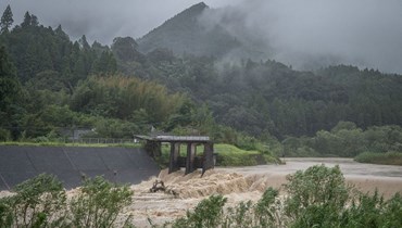 تُظهر هذه الصورة المياه تتدفق على طول نهر سينداي في أعقاب إعصار نانمادول في إبينو، محافظة كاجوشيما في 19 أيلول 2022 (أ ف ب).