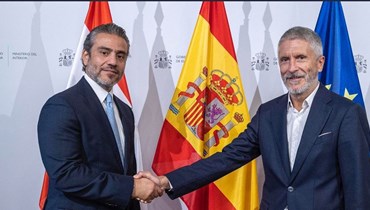 الأمن العامّ لمجلس الوزراء محمود مكية مع وزير الداخلية الإسباني فرناندو غراندي مارلاسكا.