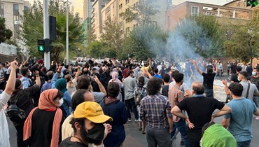 أشخاص تجمعوا في طهران خلال احتجاج على وفاة مهسا أميني (19 ايلول 2022، أ ف ب). 