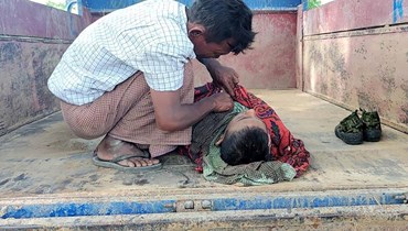 أحد القتلى من جراء الغارة على مدرسة في ديبيين في منطقة ساغانغ شمال غرب بورما (17 ايلول 2022، أ ف ب). 