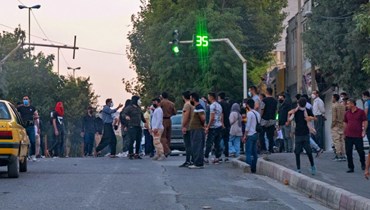 إيرانيون يتظاهرون في سنندج احتجاجا على وفاة أميني (19 أيلول 2022، أ ف ب). 