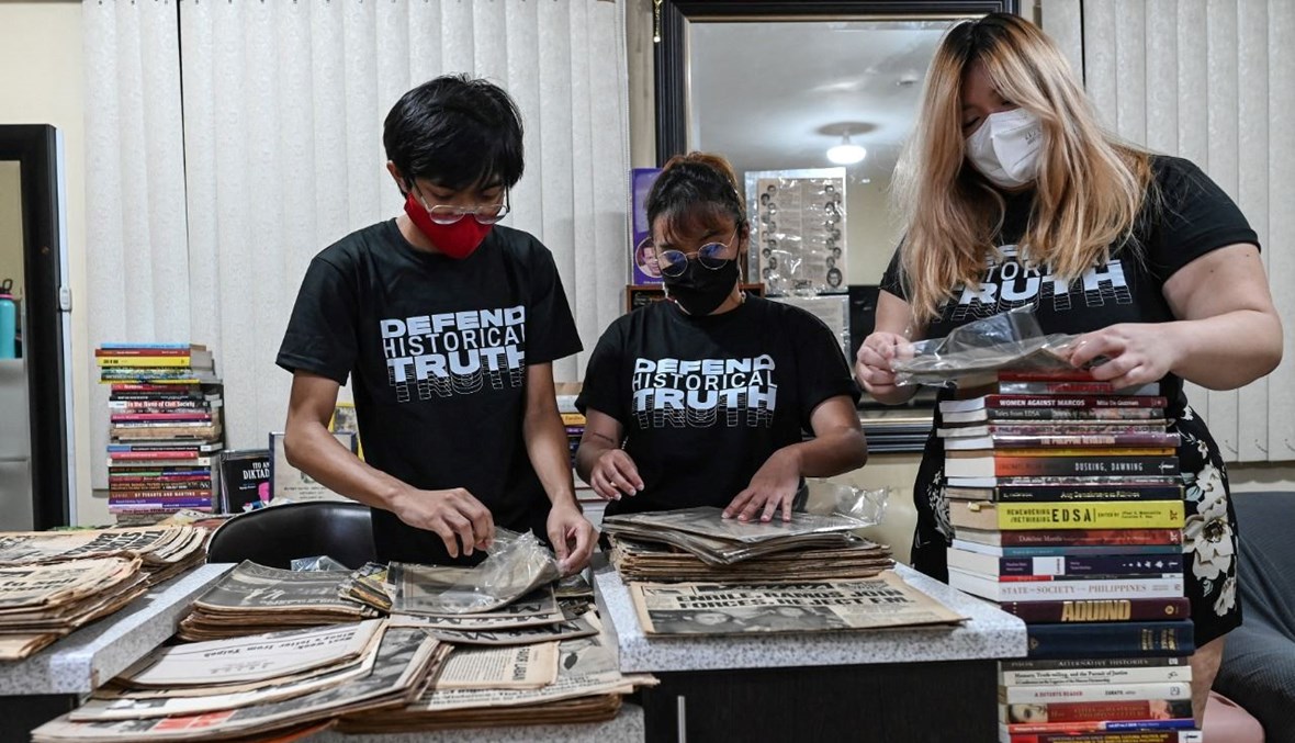 أعضاء في شبكة "بروجكت غونيتا "يرتبون منشورات من حقبة الأحكام العرفية في الفيليبين ليتم أرشفتها، في تاغويغ إحدى ضواحي مانيلا (3 أيلول 2022، أ ف ب).