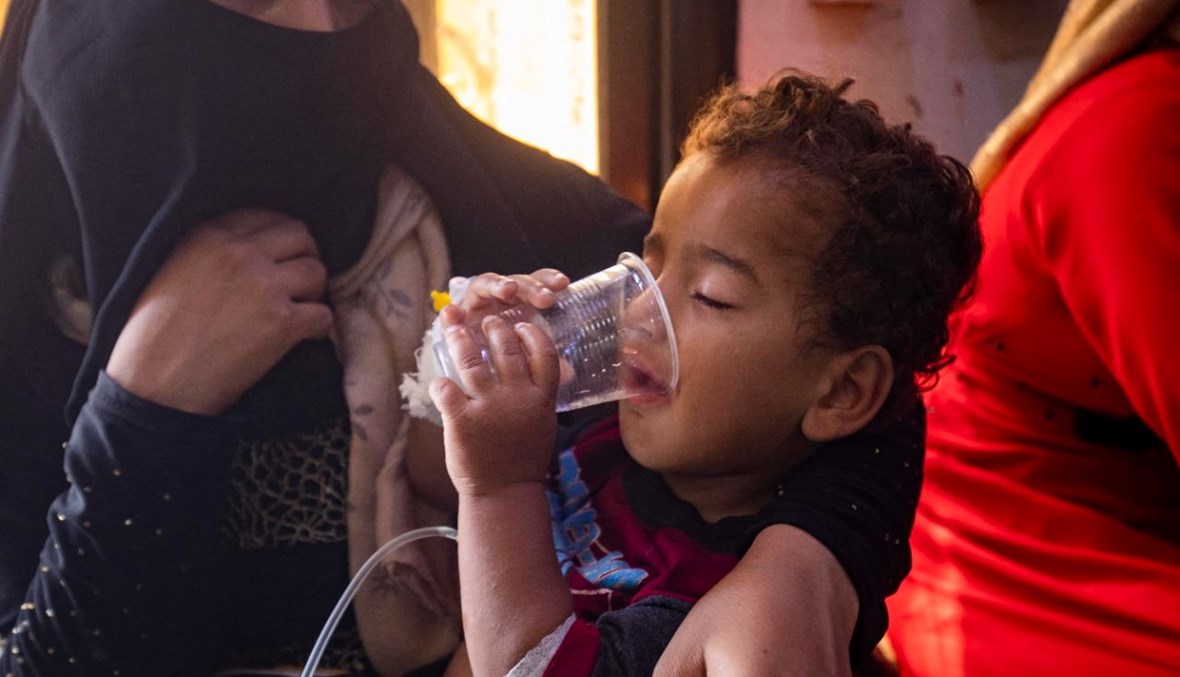 طفل مصاب بالكوليرا يتلقى العلاج في مستشفى الكسرة بمحافظة دير الزور شرق سوريا (17 ايلول 2022، أ ف ب).