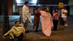 سكان يقفون في شارع في مكسيكو سيتي بعد الزلزال (22 ايلول 2022، أ ف ب). 