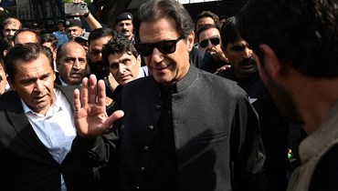 خان (في الوسط) مغادرا بعد مثوله أمام المحكمة العليا في إسلام أباد (22 ايلول 2022، أ ف ب).
