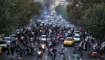 متظاهرون إيرانيون نزلوا الى شوارع في طهران خلال احتجاج على وفاة مهسا أميني (21 ايلول 2022، أ ف ب). 
