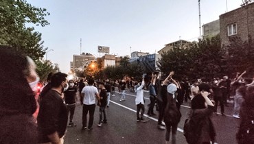 متظاهرون إيرانيون نزلوا الى شوارع في طهران خلال احتجاج على وفاة مهسا أميني (21 ايلول 2022، أ ف ب).