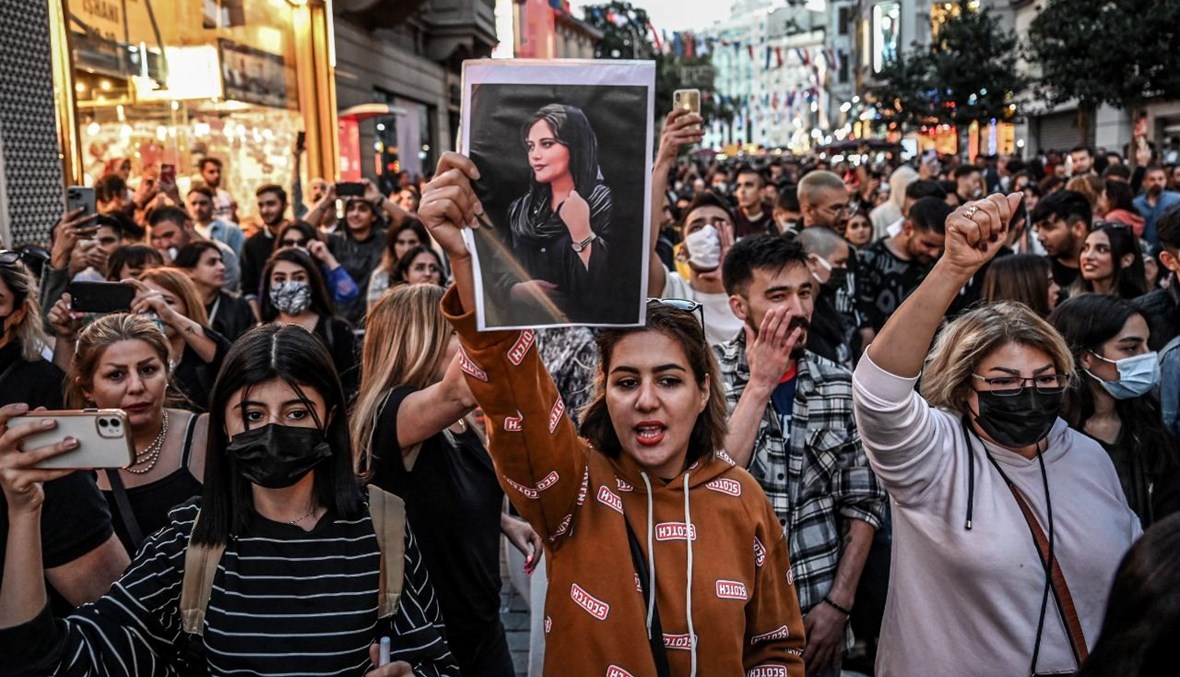 تحدث لاعبون إيرانيون عن دعمهم للحركة الاحتجاجية وأنهم سيضحون بالبطولة من أجل "شعرة واحدة على رؤوس الإيرانيات"