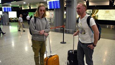 رجال روس يصلون الى مطار زفارتنوتس في يريفان (21 أيلول 2022، أ ف ب). 