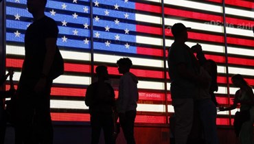العلم الأميركي على واجهة محال في نيويورك (أ ف ب).