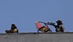 مقاتلو "طالبان" يتخذون مواقعهم على سطح فندق إنتركونتيننتال (أ ف ب).