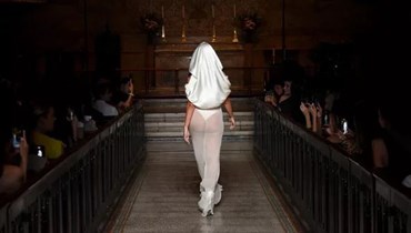 فستان عروس جريء يضع سيندي كمبرلي في مواجهة الانتقادات (صور وفيديو)