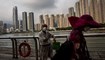أشخاص يمشون على الكورنيش في منطقة تسينغ يي في هونغ كونغ (23 أيلول 2022، أ ف ب). 