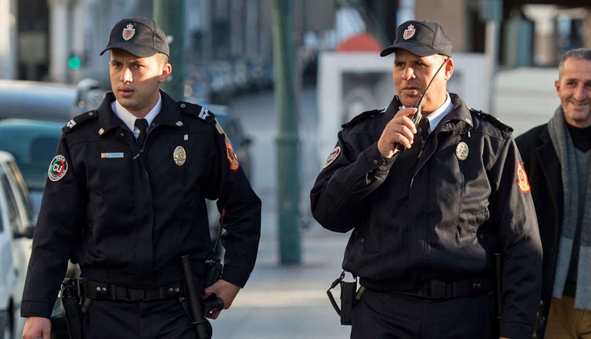عنصران من الشرطة المغربية (أ ف ب). 