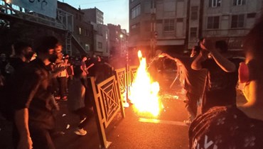 متظاهرون اشعلوا النار واغلقوا الشارع وسط طهران خلال احتجاج على وفاة أميني (21 أيلول 2022، أ ب). 