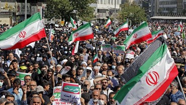إيرانيون خلال مسيرة مؤيدة للحجاب في طهران (23 أيلول 2022، أ ف ب). 