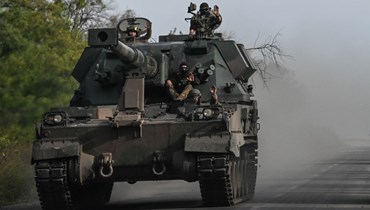 جنود أوكرانيون يركبون دبابة في شرق أوكرانيا (22 أيلول 2022، أ ف ب). 