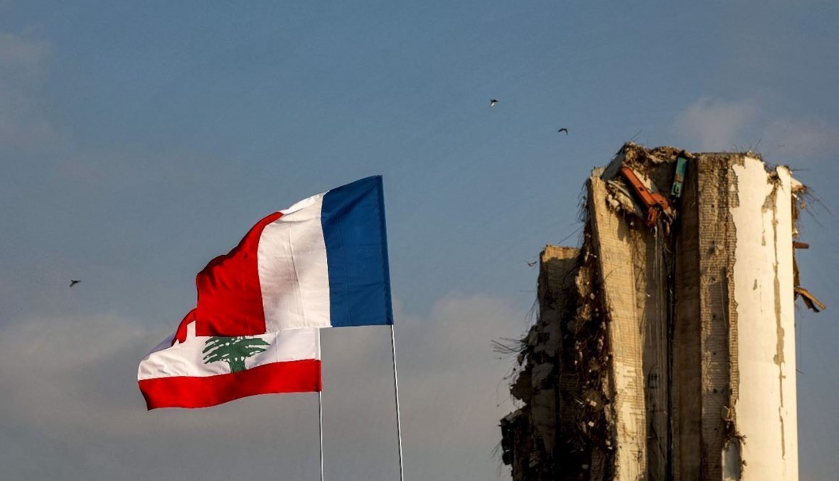 العلمان اللبنانيّ والفرنسيّ فوق ركام أهراء مرفأ بيروت قُبيل زيارة الرئيس الفرنسي إيمانويل ماكرون (أ ف ب).